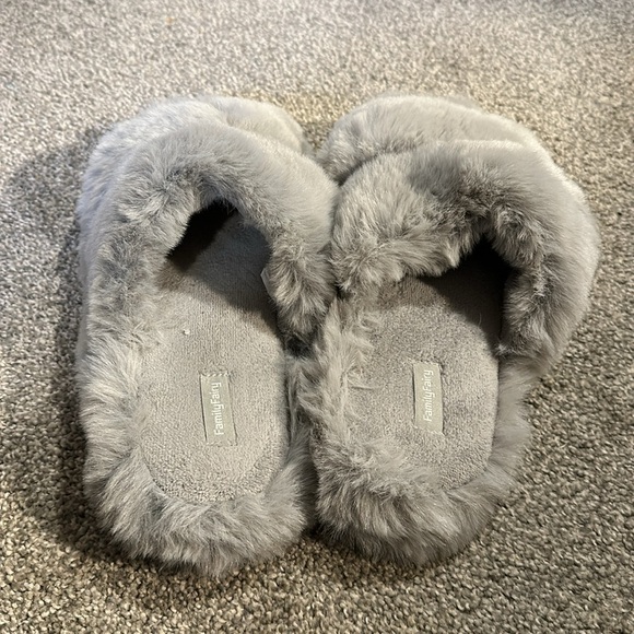 Fluffy grey slippers with two straps - Picture 6 of 6